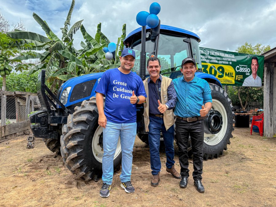 Deputado Cássio Gois entrega trator para Associação de produtores rurais em Chupinguaia